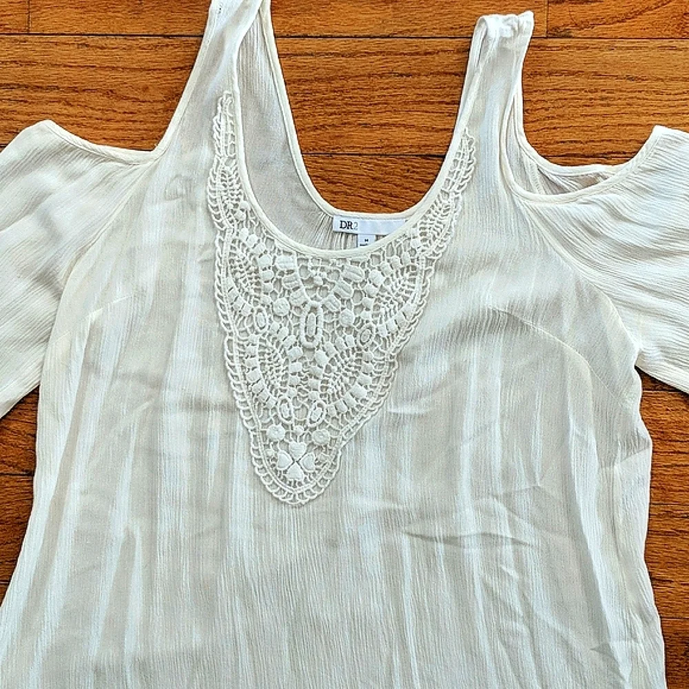 DR2 white lacy cold shoulder 3/4 sleeve top